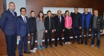 Gümrükçüoğlu Şampiyon Bayan Boksörleri Ödüllendirdi