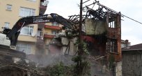 Rize' de terkedilmiş bina kontrollü yıkıldı