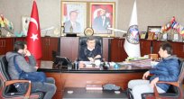 Şampiyon Voleybolcular Başkan Yemenici’yi ziyaret etti.
