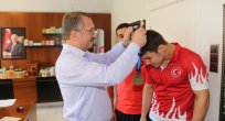 SÜTLÜOĞLU DÜNYA ŞAMPİYONU GÜREŞCİSİNİ ALTINLA ÖDÜLLENDİRDİ