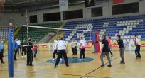 VALİ ÇEBER VE KURUM MÜDÜRLERİ, GÜNÜN STRESİNİ SPOR İLE ATIYOR