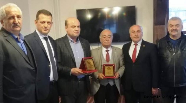 Ürkmezer'den Görev Süresi Dolan Muhtarlara Plaket