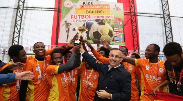 Vali Çeber, 2. Uluslararası Öğrenci Futbol Turnuvası Final Maçını İzledi
