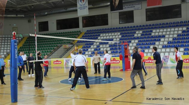 VALİ ÇEBER VE KURUM MÜDÜRLERİ, GÜNÜN STRESİNİ SPOR İLE ATIYOR