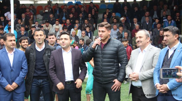 YUSUFELİ KARAKUCAK GÜREŞLERİNDE DÜNYA ŞAMPİYONU KAYAALP’I AĞIRLADI.