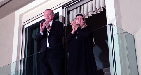 Cumhurbaşkanı Erdoğan, sağlık personellerine alkışlarla destekte bulundu