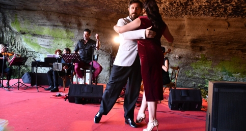 Cehennemağzı  Mağarası'ndaki Tango Neva'nın dans ve müzik dinletisi muhteşemdi